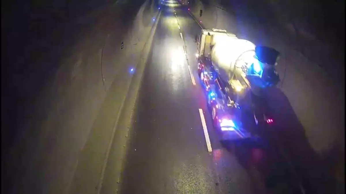 cumhurbaskani erdoganin rizede konvoyunun gececegi tunelde trafik polisleri olasi kazayi onledi dX1B7RG5.jpg
