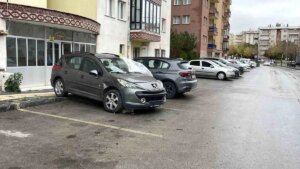 sivasta kontrolden cikan otomobil park halindeki araclara carpti BVUduHJT.jpg