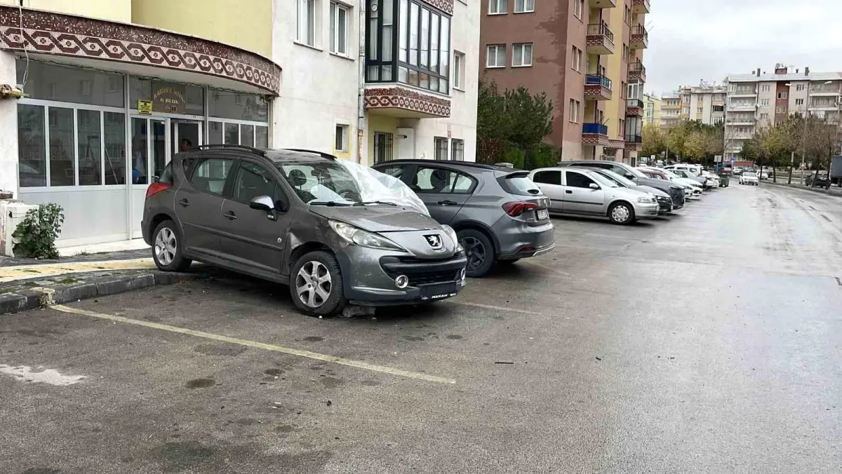 sivasta kontrolden cikan otomobil park halindeki araclara carpti BVUduHJT.jpg