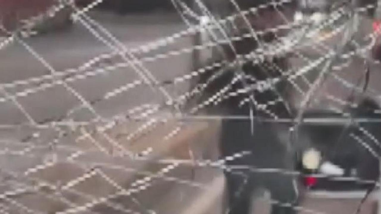 Ümraniye’de trafikte kavga: Aracın camını yumruklayıp kırdı