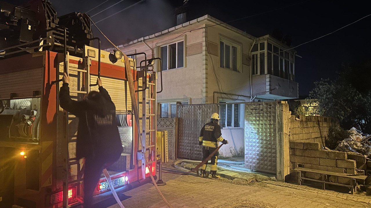Gece Yarısı Çıkan Yangında İtfaiye Kahramanlığı: Uyuyan Kişi Kurtarıldı