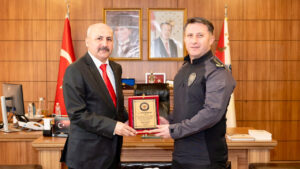 il-emniyet-muduru-caglardan-yas-haddinden-emekli-olan-personele-plaket-dCjXB98k