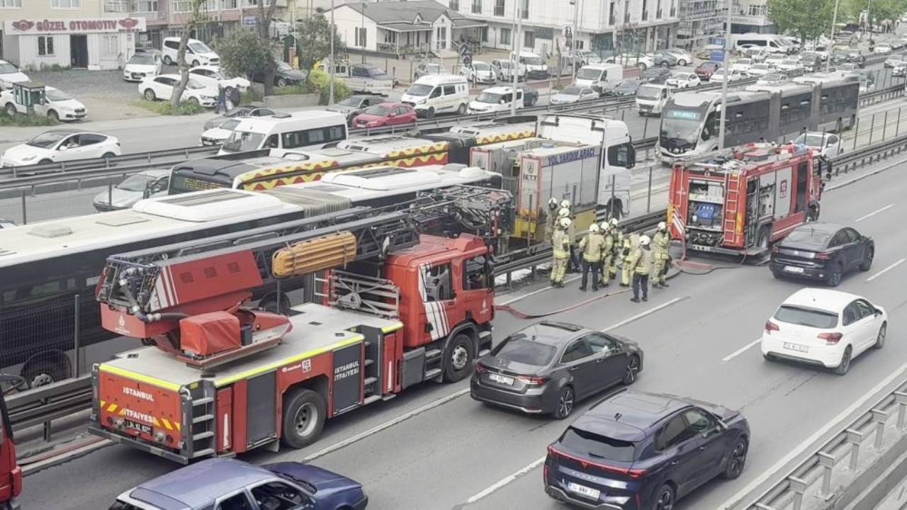 avcilarda-metrobuste-yangin-seferlerde-aksama-yasaniyor-dIVgZy7c