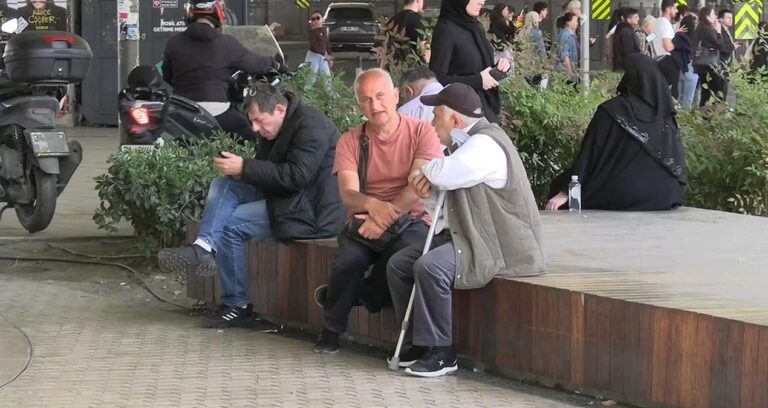 cocugu-doyuramiyoruz-bayram-neyimize-uJRuyhbZ