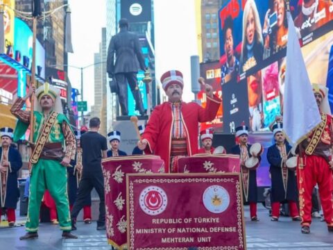 Mehteran Birliği, Türk Günü Yürüyüşü’nde New York Times Meydanı’nda Muhteşem Bir Performans Sergiledi