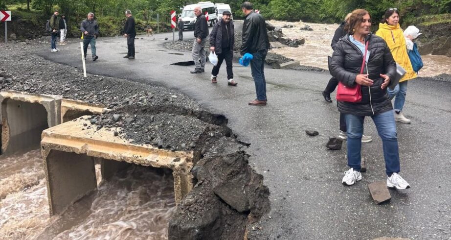 Sağanak Yağışlar Hayatı Olumsuz Etkiledi! Dere Taşarak Köprüyü Yıktı