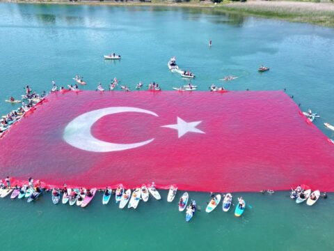 Sapanca Gölü’nde 1923 Metrekarelik Dev Türk Bayrağı Törenle Açıldı