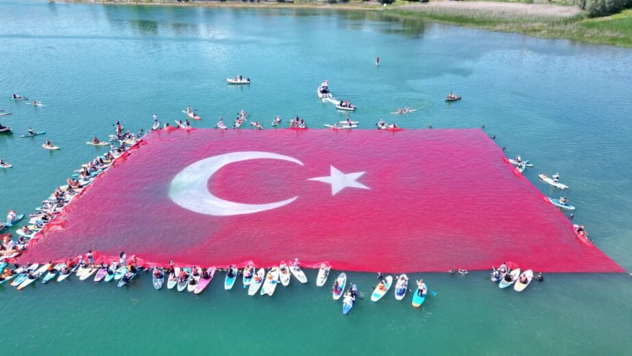 Sapanca Gölü’nde 1923 Metrekarelik Dev Türk Bayrağı Törenle Açıldı