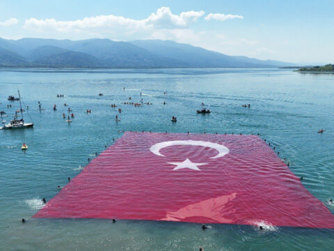Sapanca Gölü’nde Dev Türk Bayrağıyla Gurur Dolu Anlar