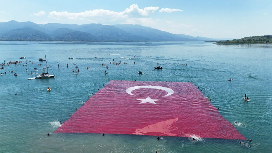 Sapanca Gölü’nde Dev Türk Bayrağıyla Gurur Dolu Anlar