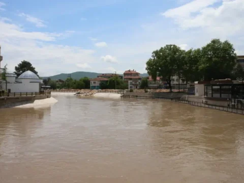 Turhal’da Yeşilırmak Nehri Taşkın Riski: Evler ve İş Yerleri Tahliye Ediliyor