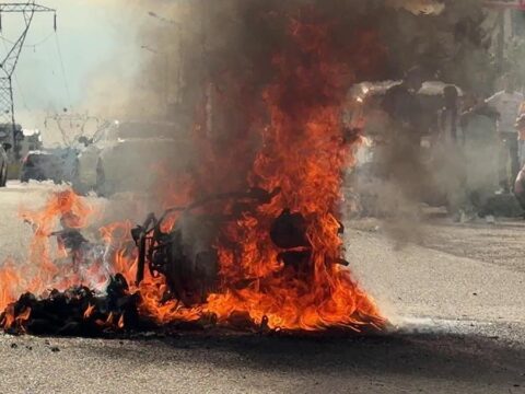 Erzurum’da moto kuryenin motosikleti seyir halindeyken alev aldı