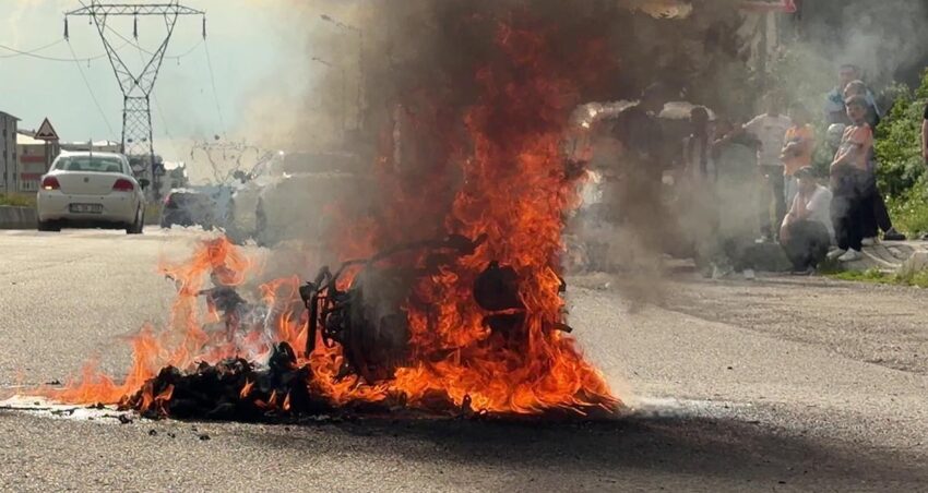 Erzurum’da moto kuryenin motosikleti seyir halindeyken alev aldı