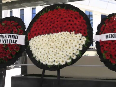 Kılıçdaroğlu’nun katıldığı cenazede Özgür Özel’in ismi çelenkten kaldırıldı