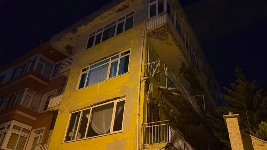 Uskudarda balkon coktu bina tahliye edildi 4f3xtEpC