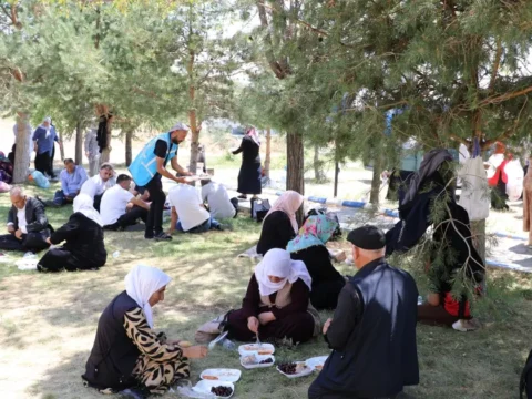 Yasli bireyler van golu kiyisinda huzur buldu GeP1ibNc